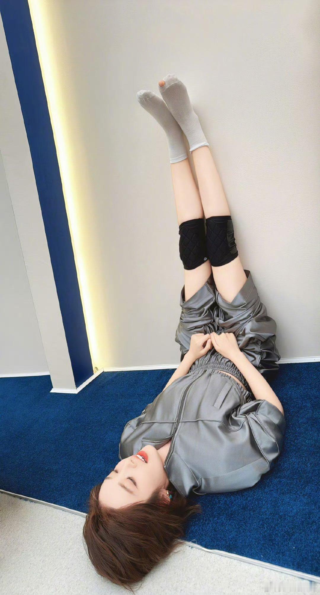 唐艺昕袜子都跳破了加油加油，期待明天~ 