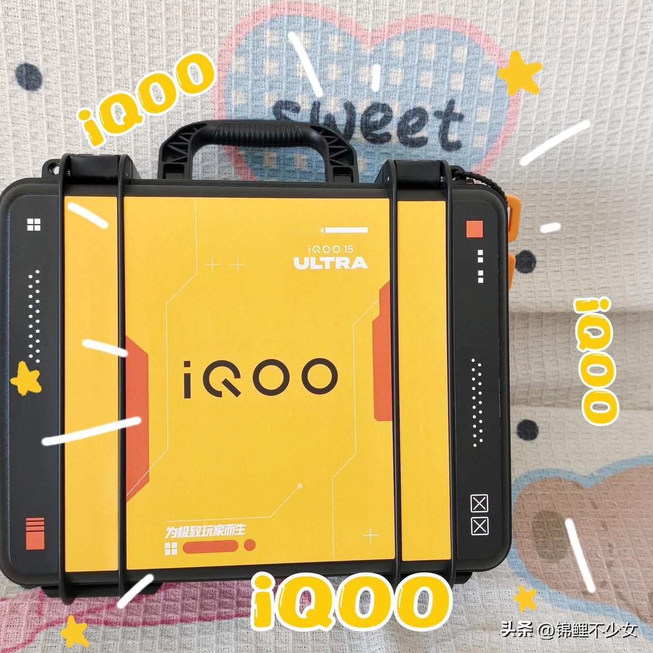 收到了iQOO 15Ultra的发布会邀请函啦，磁吸补光灯很适合我平时出门拍照用