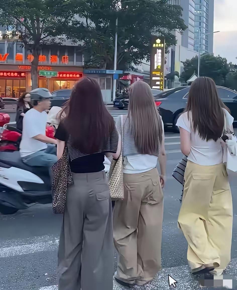 天气炎热，妹纸们都换上了阔腿裤。