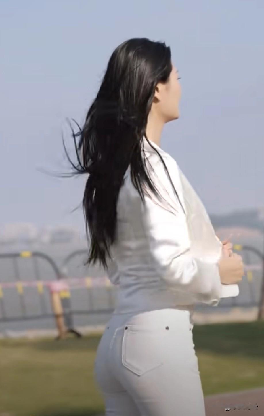 很多人将爱视为静态的港湾，追求永恒的安稳。但成熟的爱更像一场需要双方共同维持的、