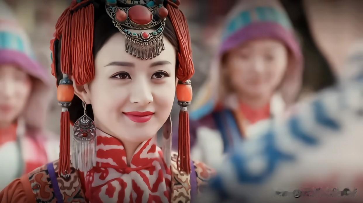 《老九门》中最惊艳的一幕，莫过于白乔寨幻境中，尹新月身着那套红底民族嫁衣，与张启