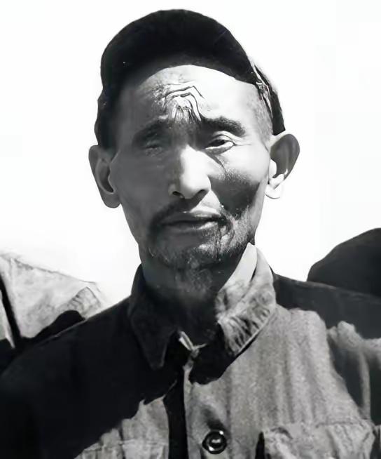 1952年，解放军在大凉山抓获一名独眼土匪，审问后军区领导沉默良久：这不就是17