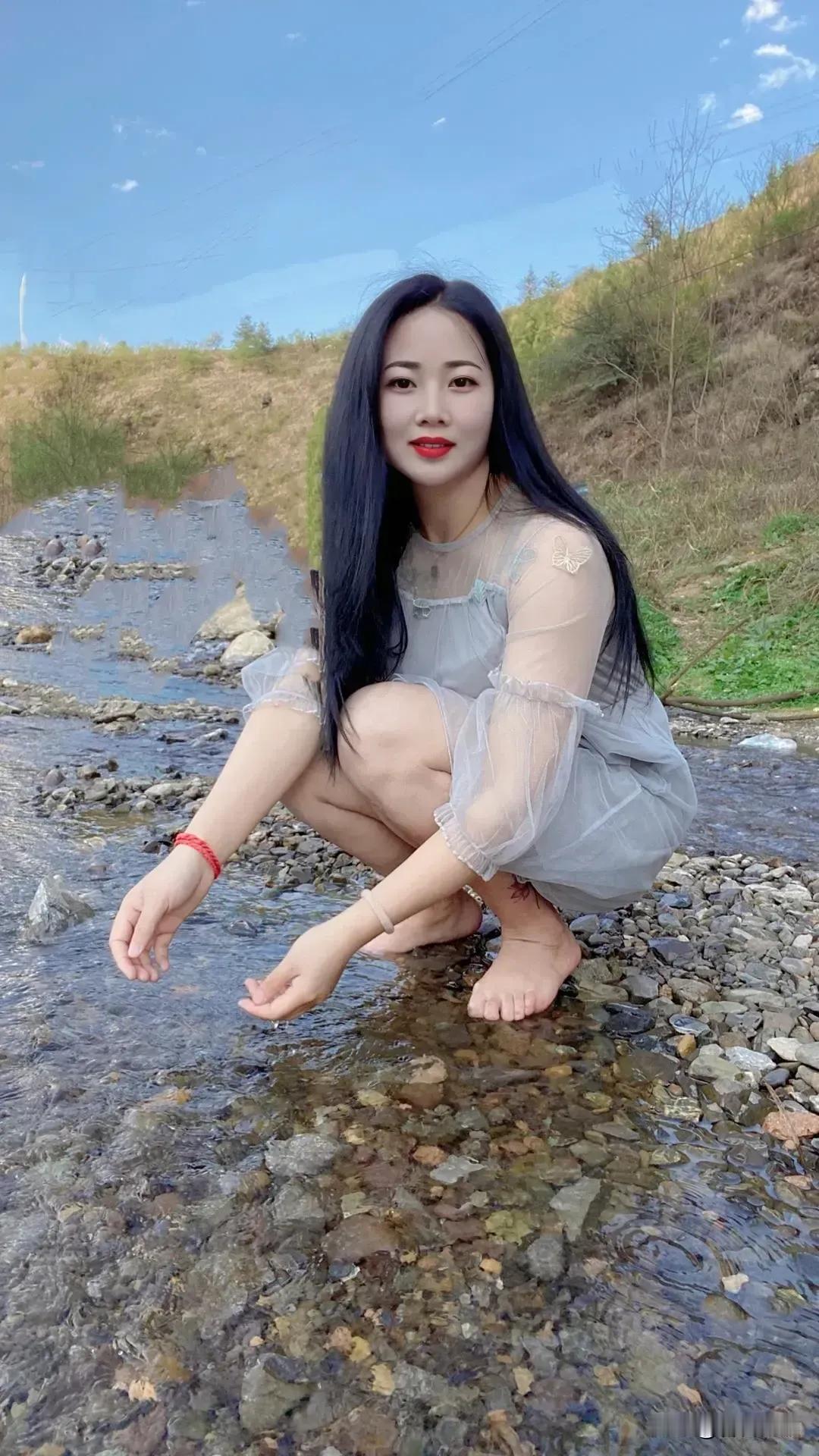 《溪边避暑》
炎夏溪边寻凉风，
少女赤脚醉朦胧。 
潺潺清泉石上流， 
唯有相思