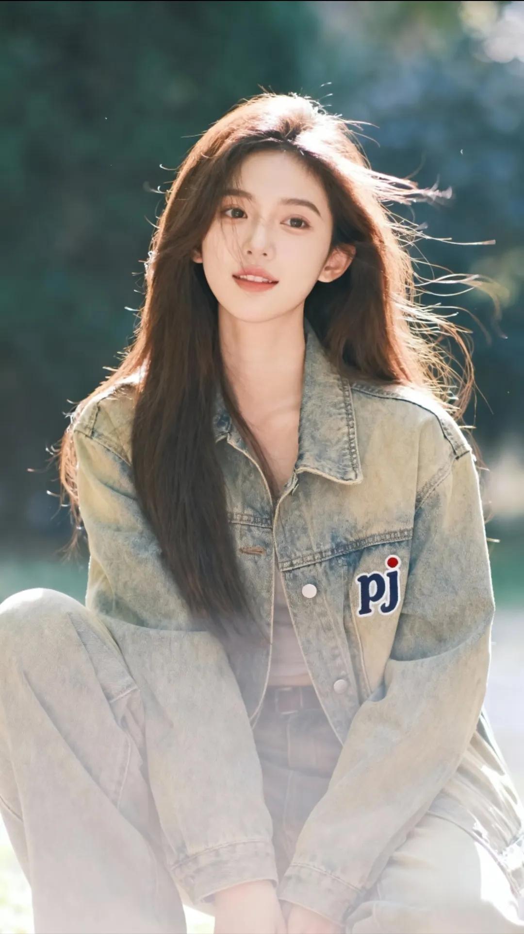 阳光下的温柔少女，牛仔外套搭配自然清新分享一张你今天拍的照片 该不该接受生活中的