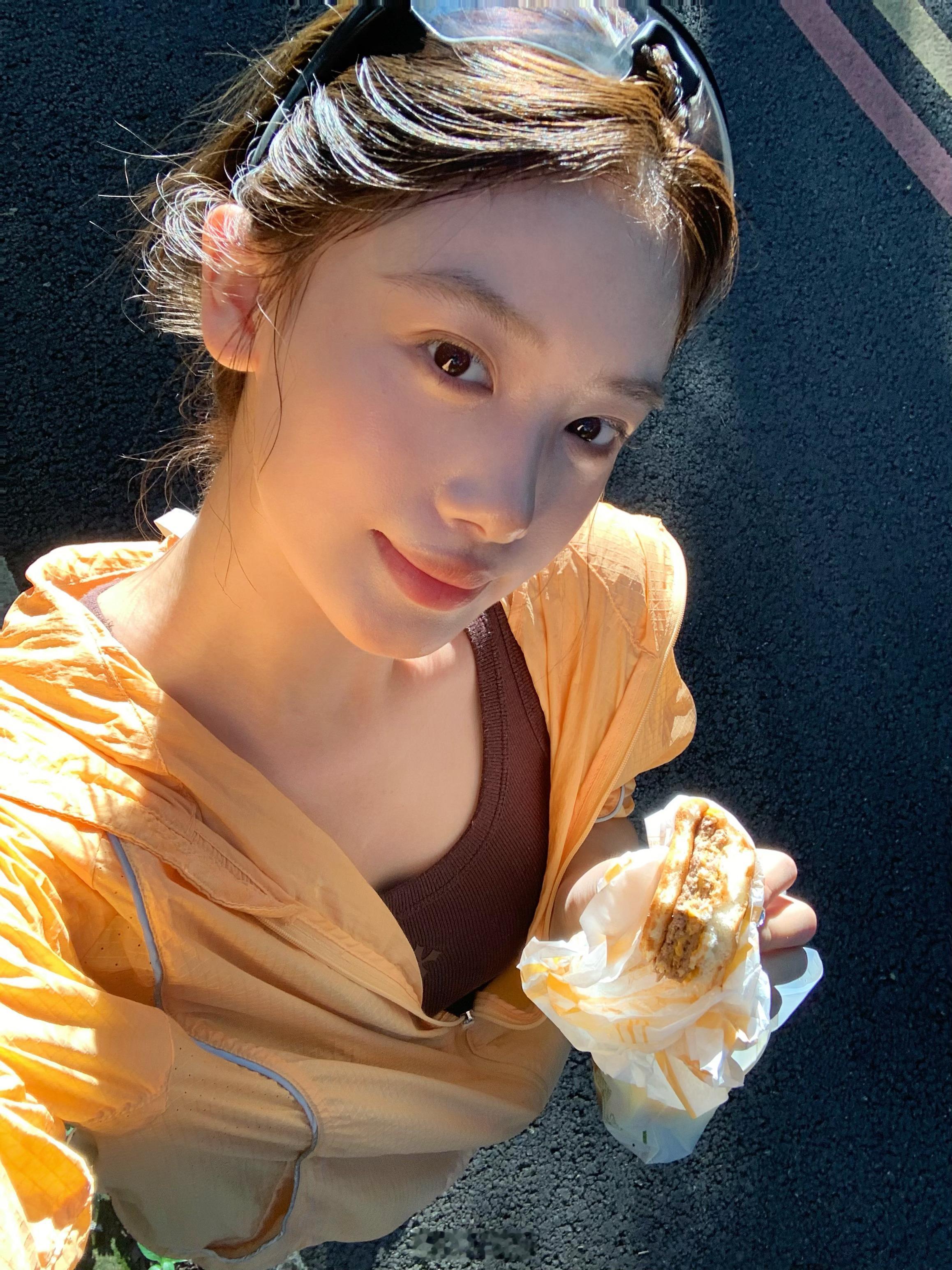 本来打算徒步10公里走了1公里发现都是爬山直接掉头就走今日份运动：2公里[右哼哼