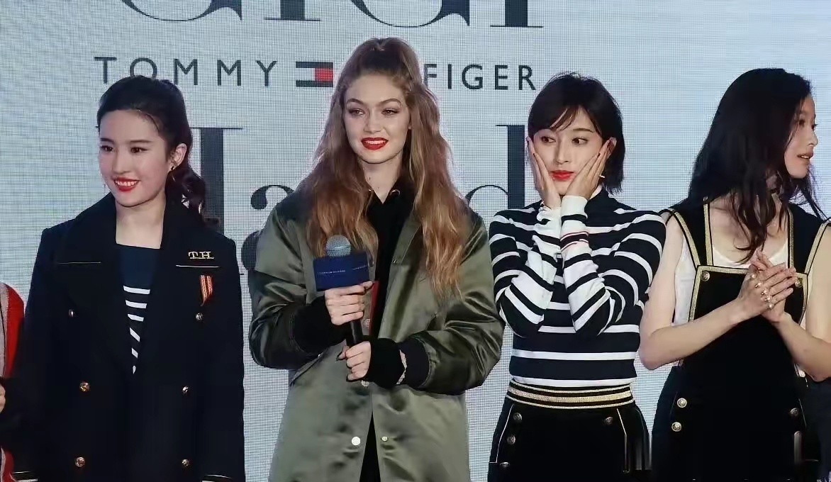 很多人以为刘亦菲个子很小，但实际上，当她站在王子文旁边时，发现她们的身高差不多 