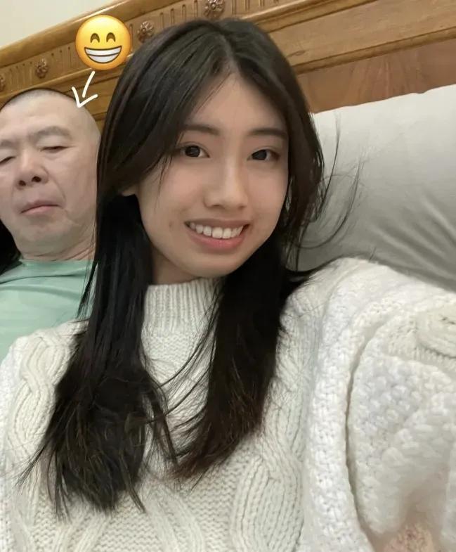 冯小刚女儿徐朵长大了，越来越漂亮了，也越来越不像冯导了，这是好事，毕竟冯导虽然才