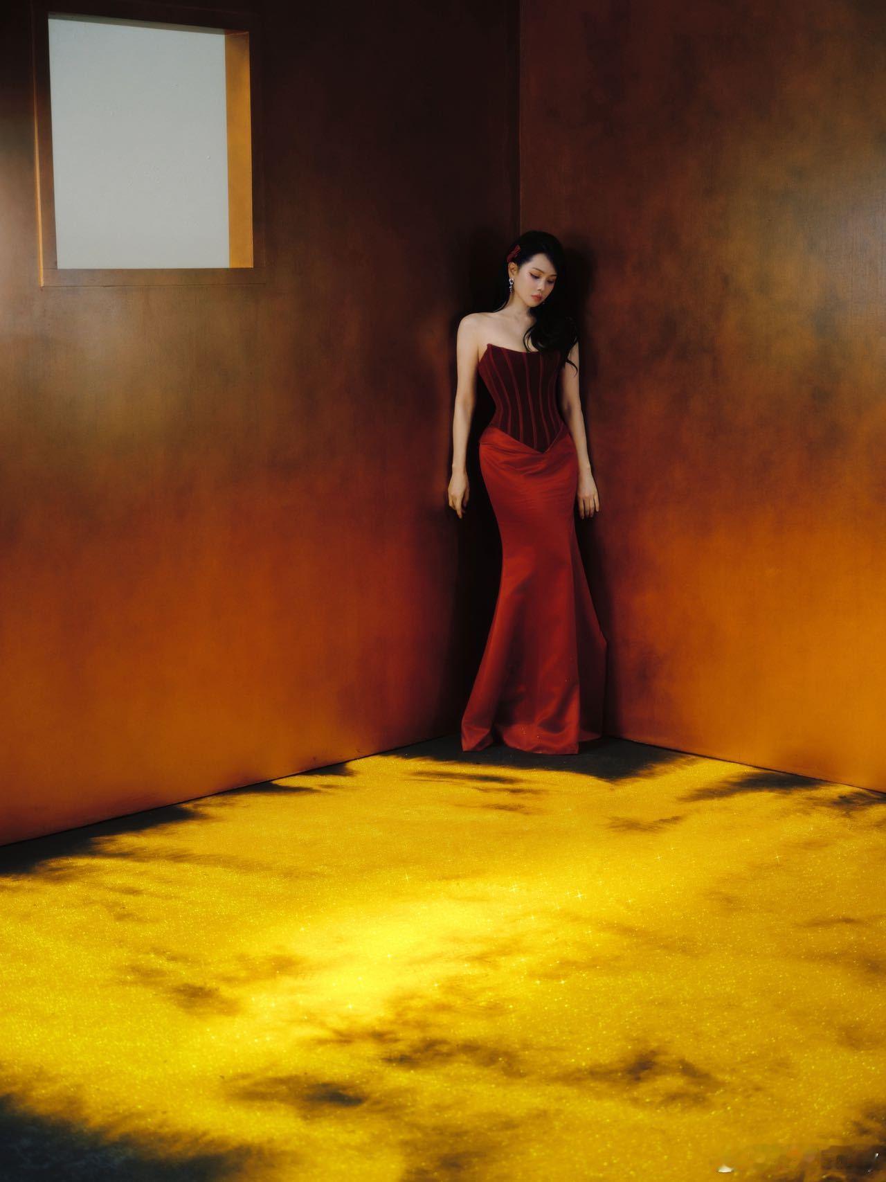 伊能静首登春晚，惊艳绽放！一袭缎面红裙如玫瑰盛放，复古卷发摇曳生姿。在《宝岛恋歌