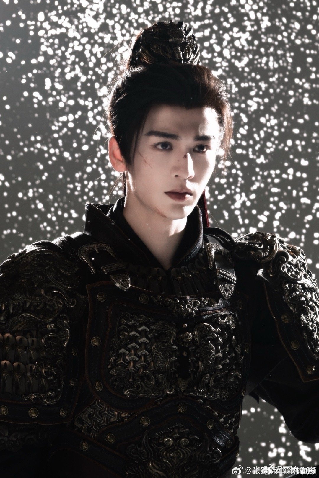 张凌赫演技 台词功底扎实，微表情把控到位，将角色的复杂心境完美呈现，哭戏共情力强