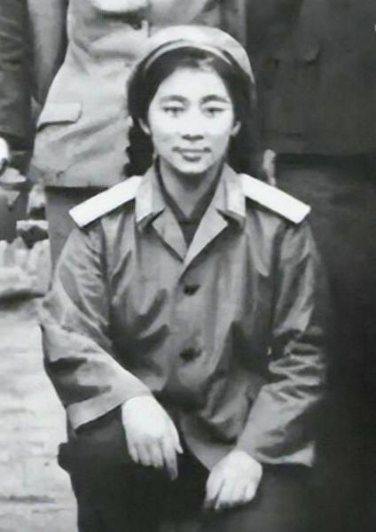 发一张你相册里的珍贵照片求教两个问题：一是这是豆豆还是晓琳？二是她穿的是什么制式