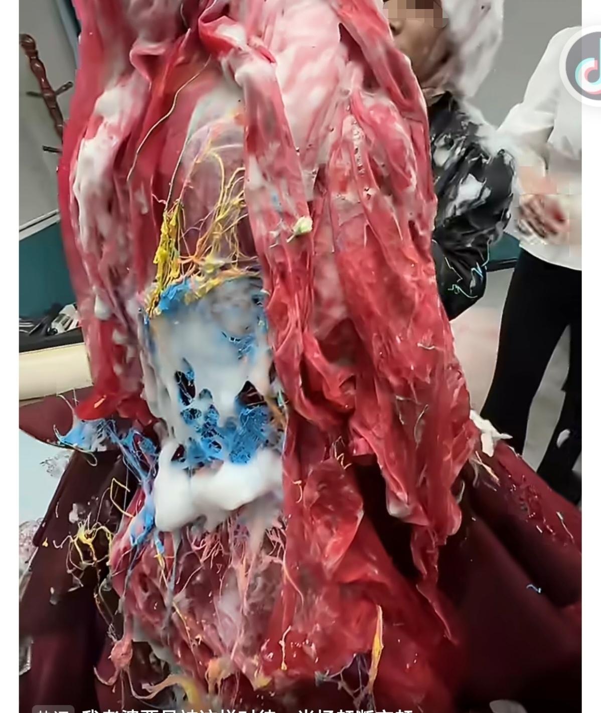 如果你的新娘刚下婚车被弄成这样，你报不报警吧！这特么已经不是婚闹了，这是妥妥的人