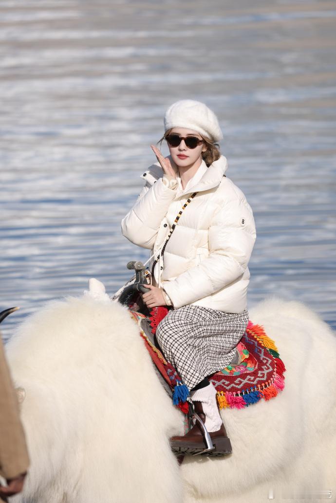 白鹿小小一团  白鹿小小一团超萌超可爱的呀，简直就是我们冬天的白糯米团子。软萌软