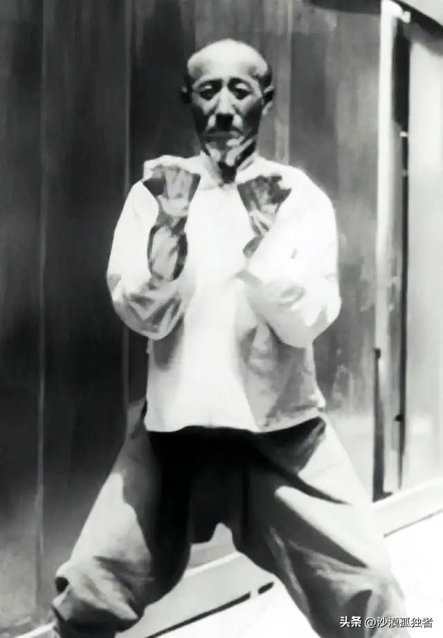 1923年，日本武士道高手 板垣一雄 奉命来华与 孙禄堂 比武，大言不惭扬言道：