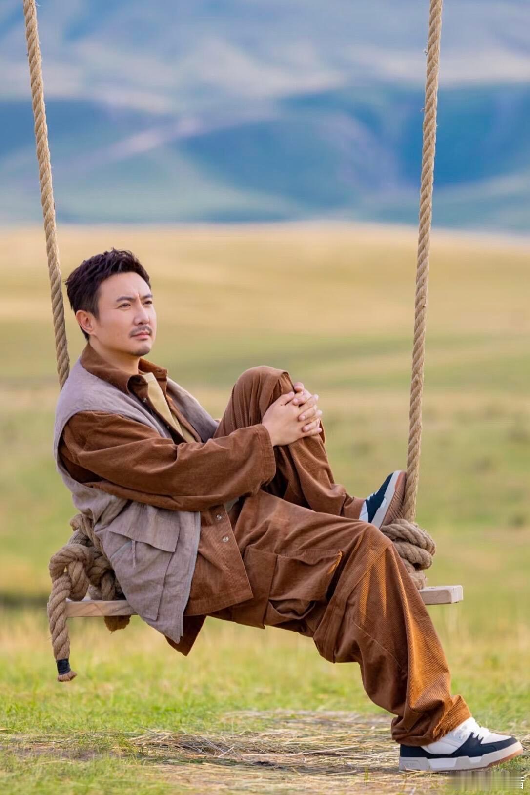 旅游搭子沈腾来了 瞧沈腾在旅途中，不管是回应别人话语，还是主动开启话题，都能巧妙