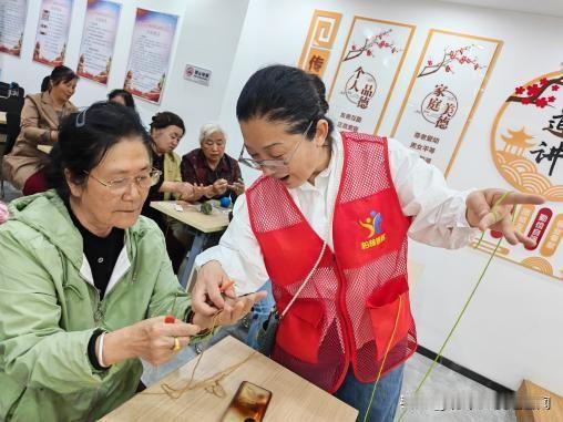 万柏林区西华苑社区：指尖钩编传匠心 巧手赋能助就业
 
万柏林区南寒街道西华苑社