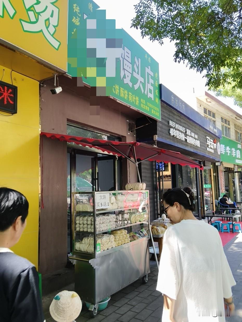 没想到位于兰州市七里河西津西路的这家大饼店，五个饼子这么小，一个只有50克，五个
