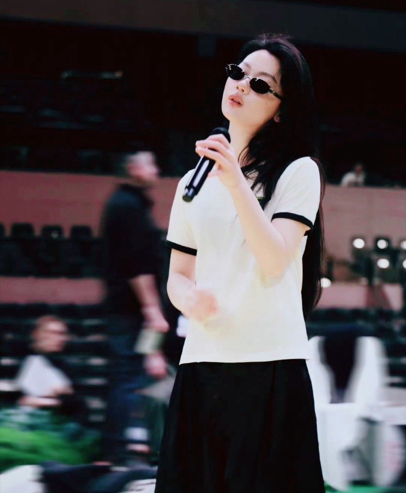 爆光啦。单依纯演唱会临时删掉《李白》更换歌单，现场换成《轻轻地告诉你》和《雨后日