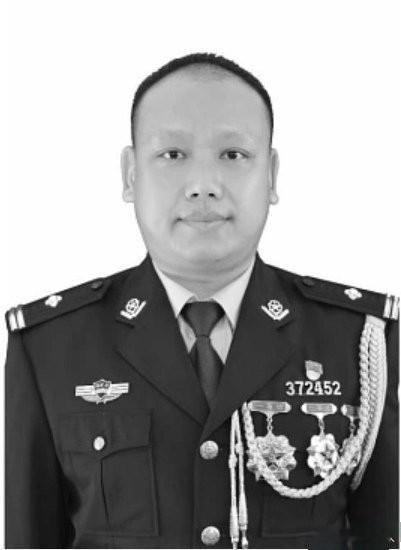 请停留一秒为缉毒英雄致敬，他在执行边境缉毒任务时，面对持枪毒犯，毫无畏惧，奋勇追