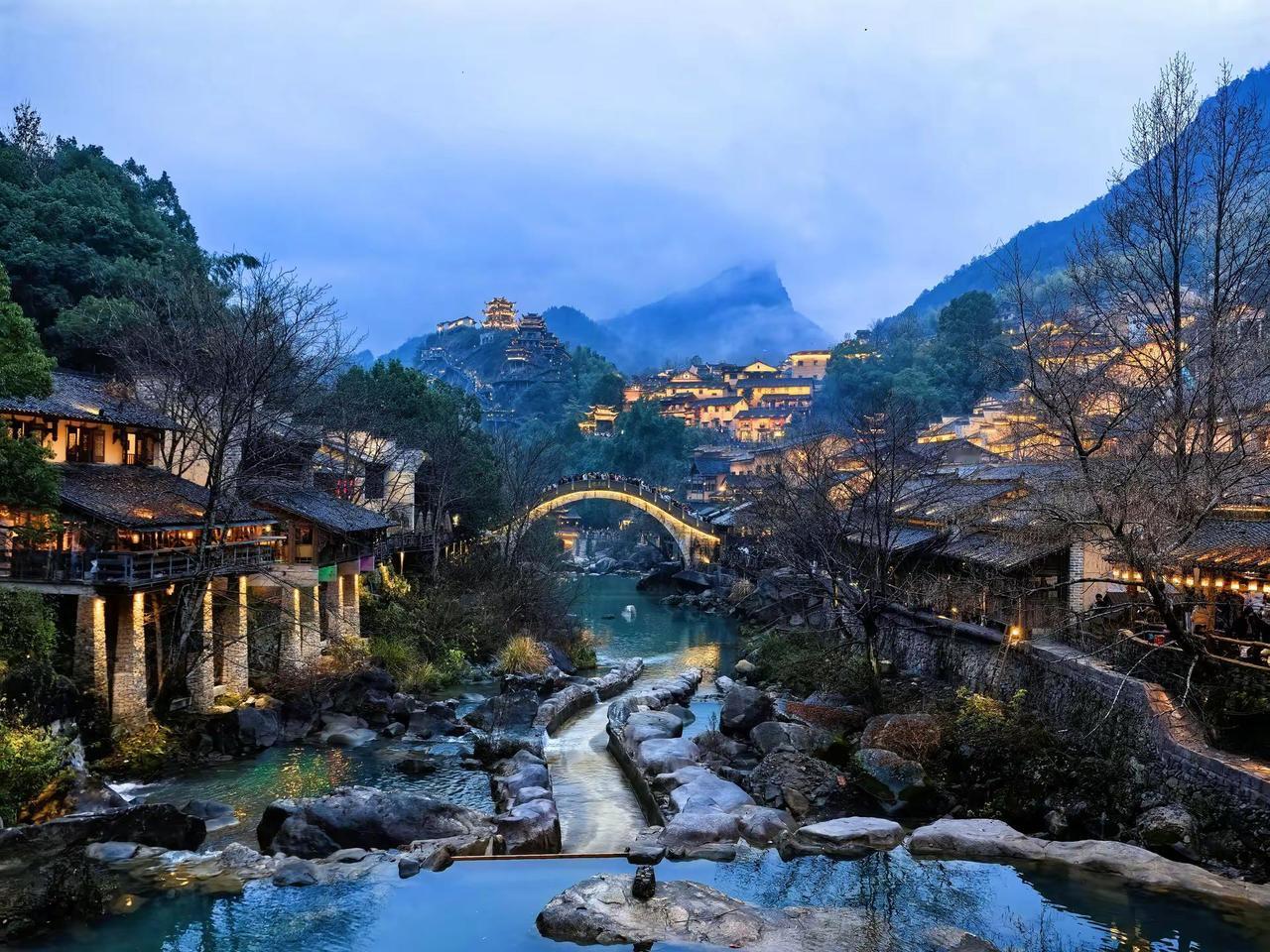 记录望仙谷最美的蓝调时刻📷悬挂在峭壁上的世界，是现实版的仙侠小镇。