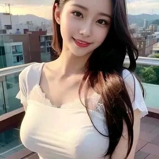 少女感满满，微笑中透着温柔与自信