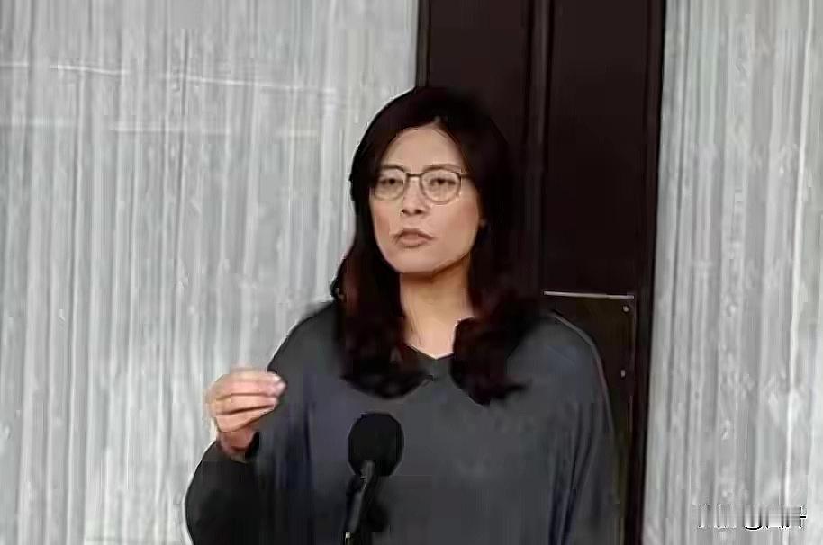 郑丽文最可靠的战友是韩国瑜？
 
台北湿凉的空气里，郑丽文握住韩国瑜的手说出“并