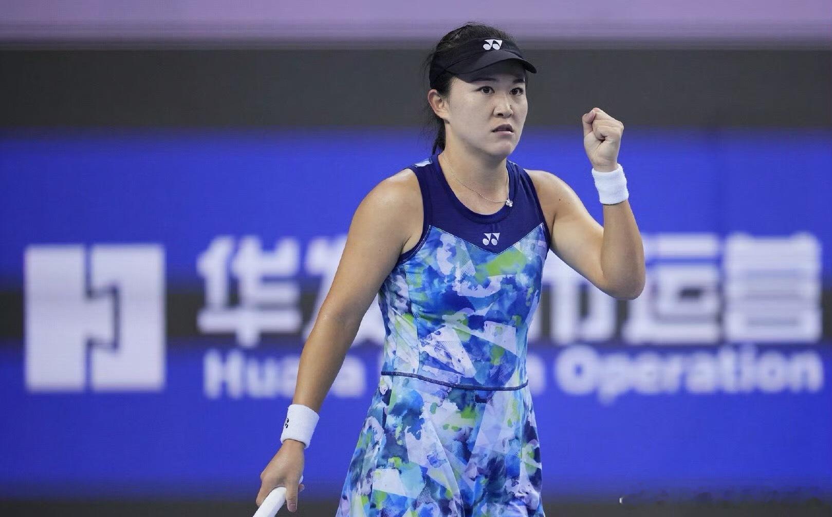 韩国高阳W35网球赛女单半决赛上演中国德比战，赛会头号种子朱琳以7-5/6-1力