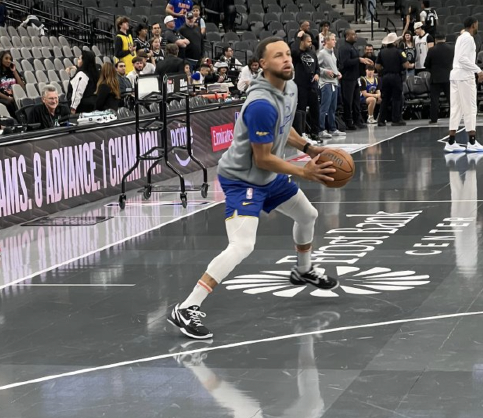 👀安德玛和库里解约后，库里今天穿了耐克球鞋，科比6代。 