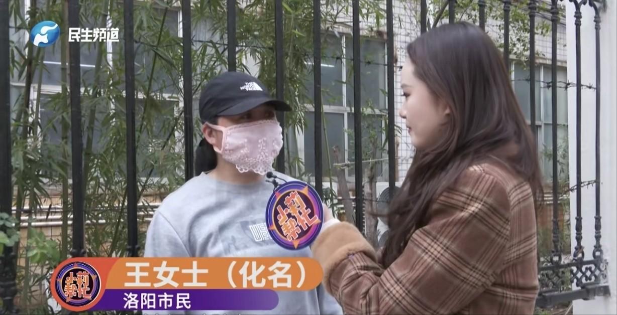 河南洛阳，一女子把70岁老母送养老院，护工端一盆开水，直接把母亲左脚丢进盆里，母