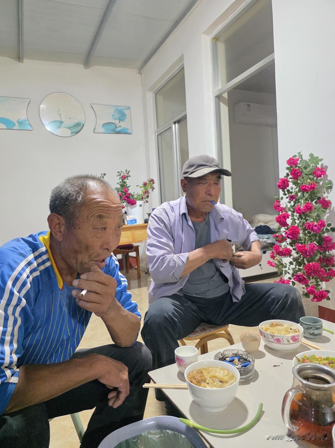 今天的晚饭是时间少有的清淡……

因为老母亲刚刚发过高烧，再加闹肚子，需要清淡饮