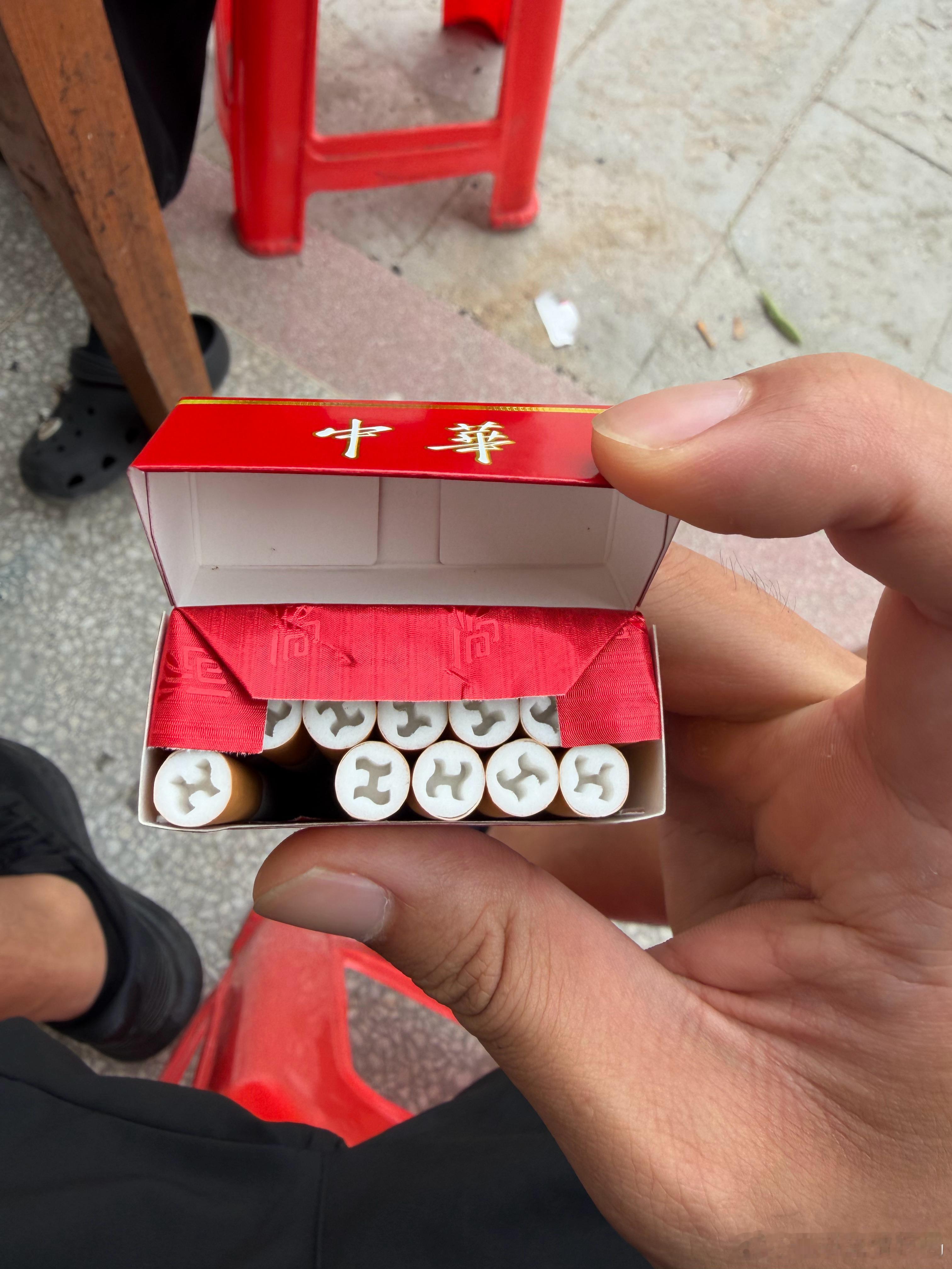 到乡下散烟，车里的存货舍不得散商店买了一包，我怎么感觉假了…但是造假怎么可能这么