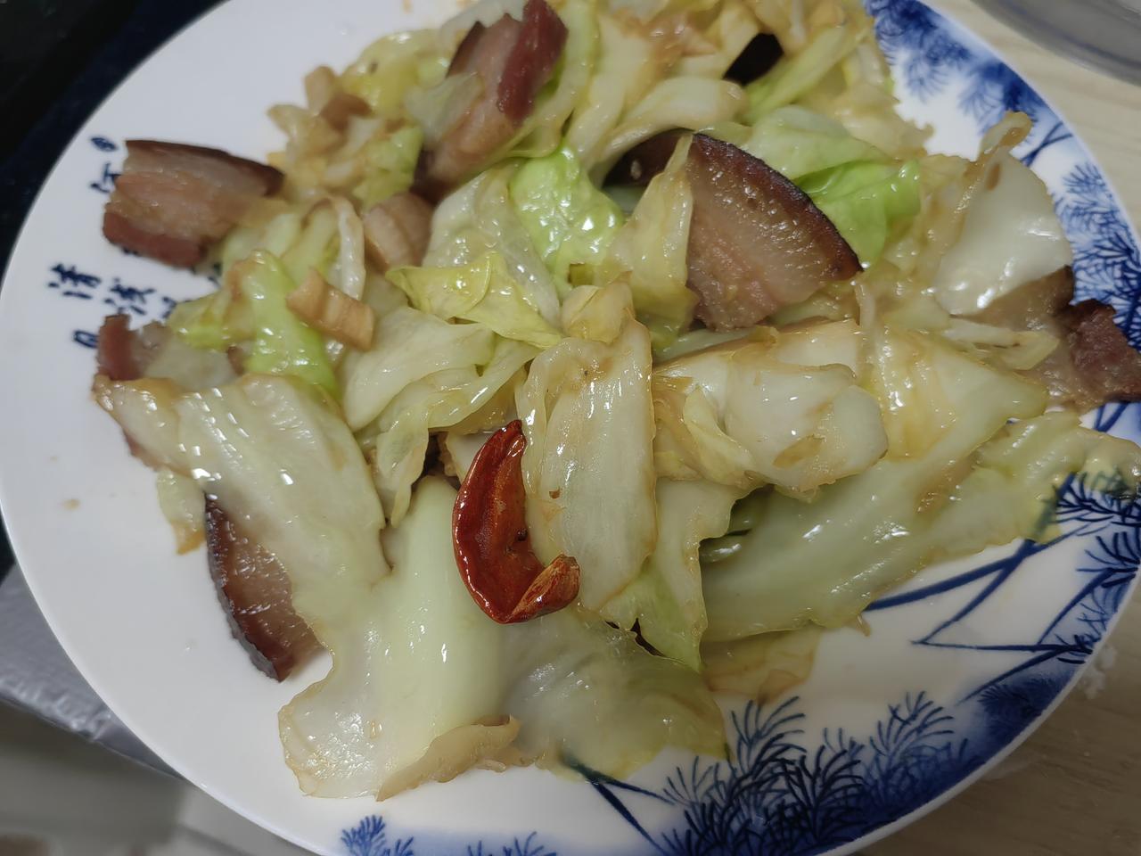 腊肉圆白菜。
​终于间隙性厌倦了当煮夫。晚上太座又不回家吃饭，决定下午把本周要交