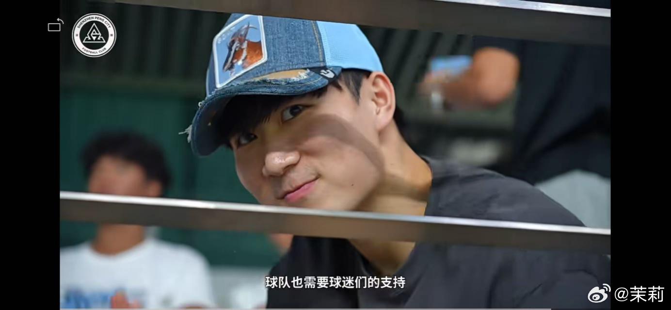 群友转发了关于张昱杰动身去英国进行康复之前的采访。还有他在深体专业足球场观看主场