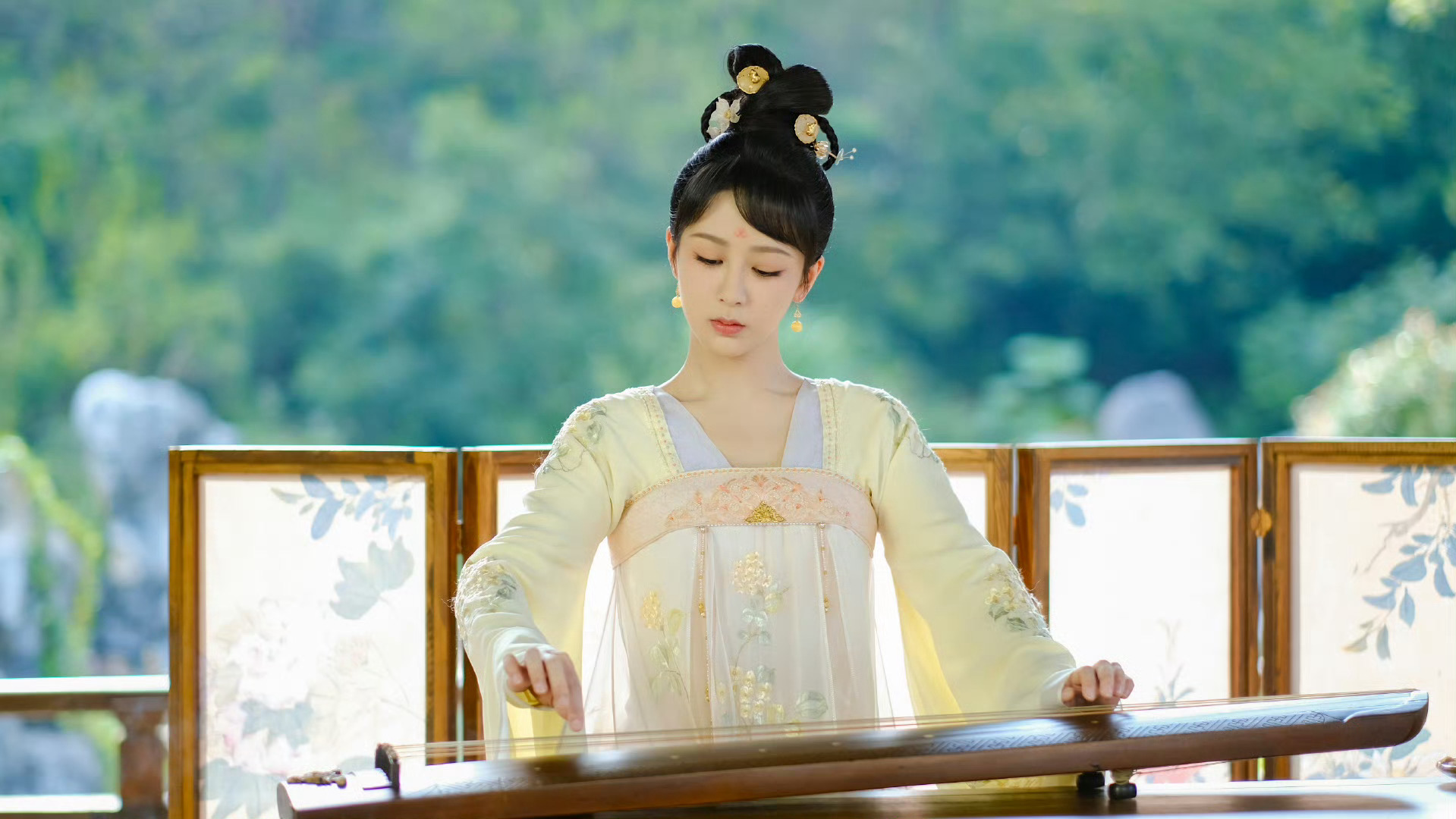 #杨紫[超话]##杨紫小夭# 💜#杨紫长相思# 世界上有两种最耀眼的光芒一种是