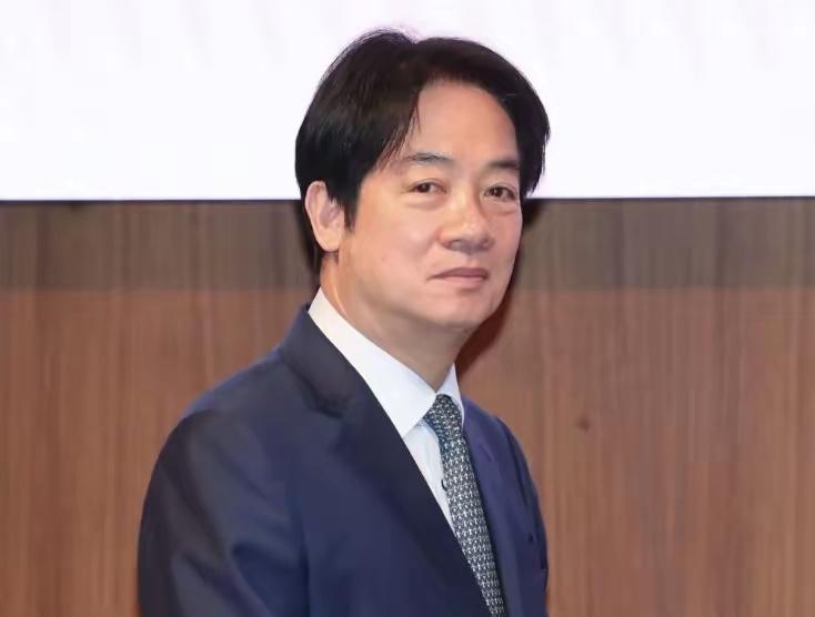 赖清德终于坐不住了！

今天他在民进党的会上，脸皮厚得能挡子弹。当着全台湾人的面