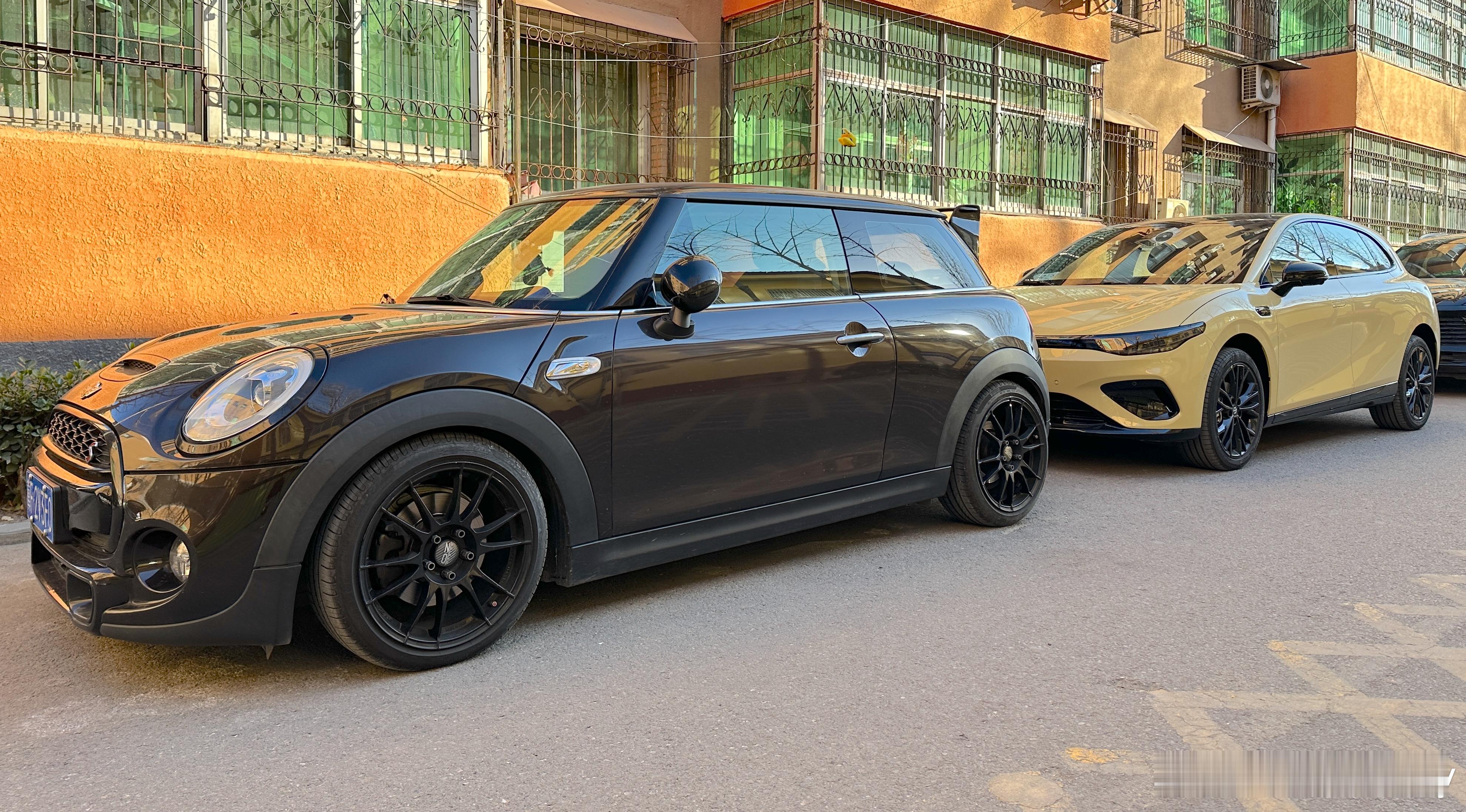 Lafa5还是太高了 再低点就更帅了…现在的车身高度像SUV 