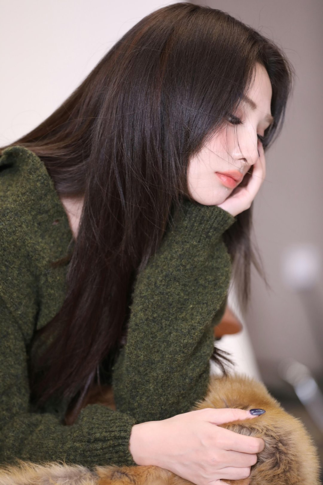 彭小苒换美甲了 指尖解锁彩虹暴击！彭小苒的新美甲是把糖果罐打翻在指尖吧～ 粉蓝黄