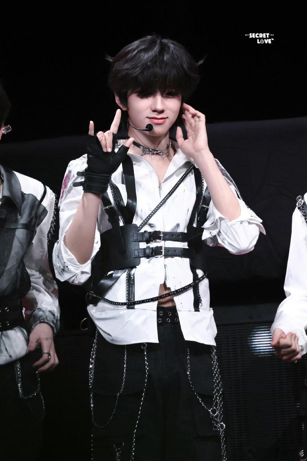 王橹杰憋笑王橹杰憋不住笑荣耀之战，王橹杰憋不住笑王橹杰憋不住笑了