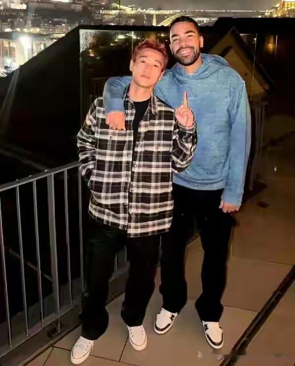 合影姿势还挺有意思[灵光一闪][灵光一闪][灵光一闪]