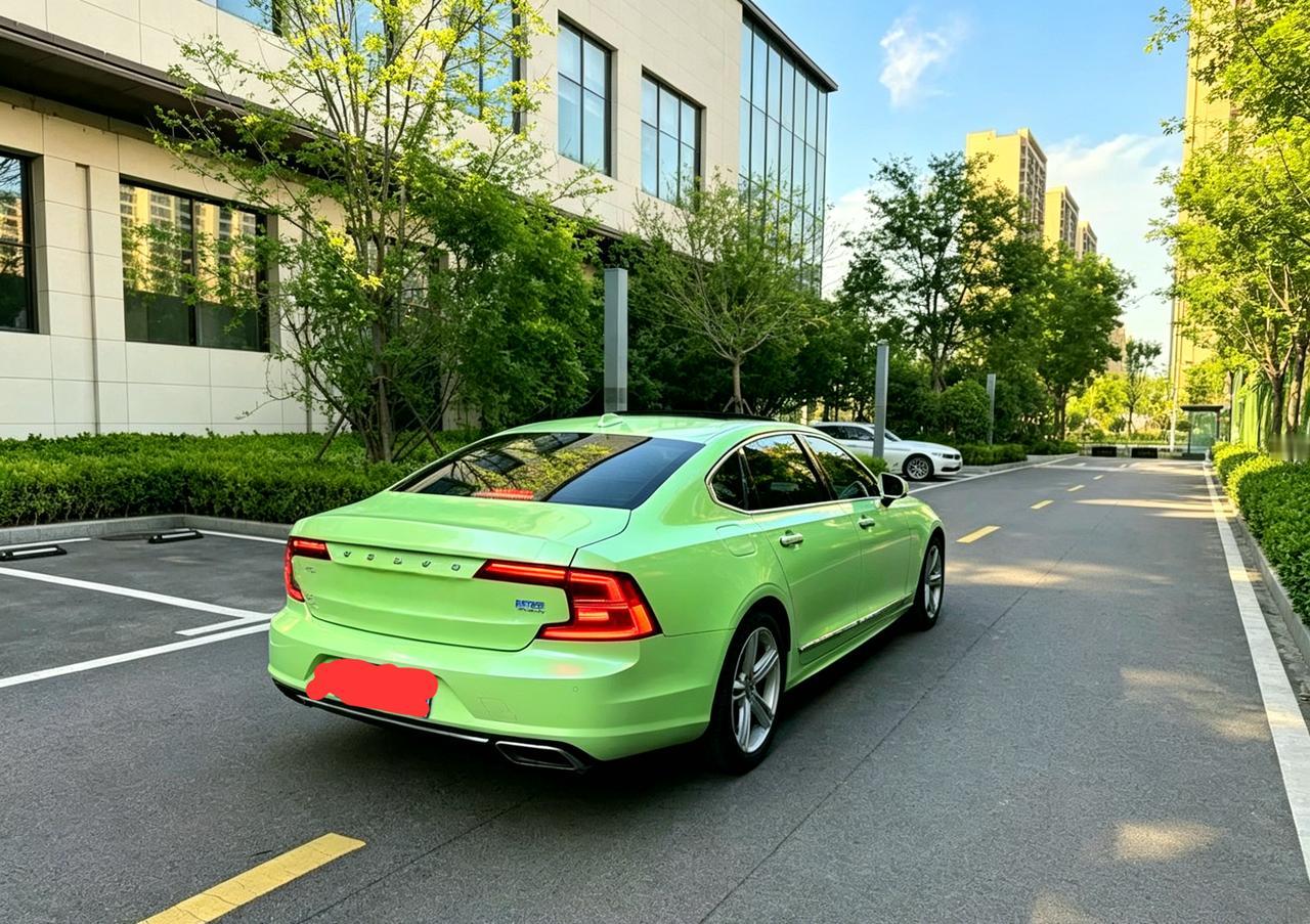 这是沃尔沃s90智雅运动。这台车最特别的地方就是它是一台标准轴距版。但是从我的个