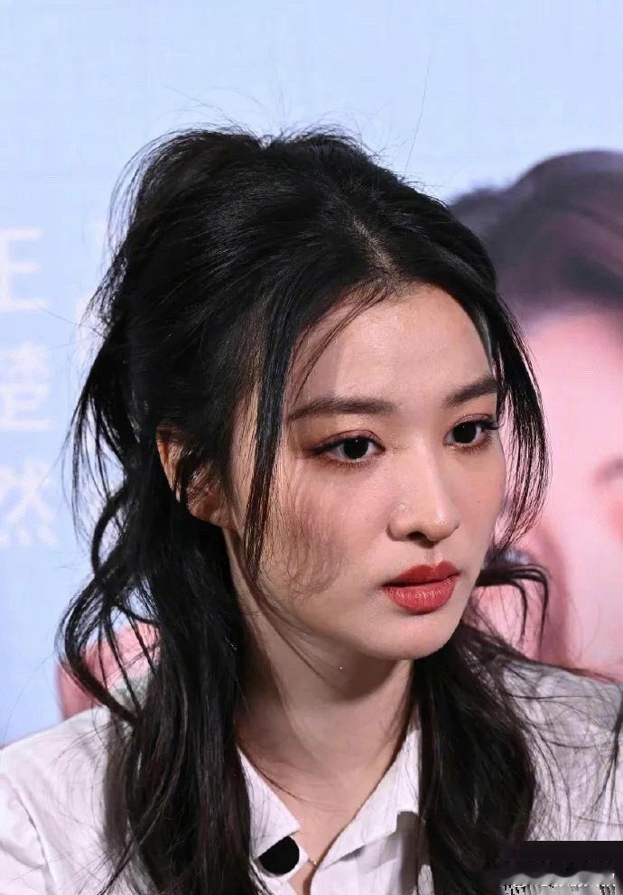 王楚然近距离怼脸拍脸上有点卡粉和显毛孔 ​​​