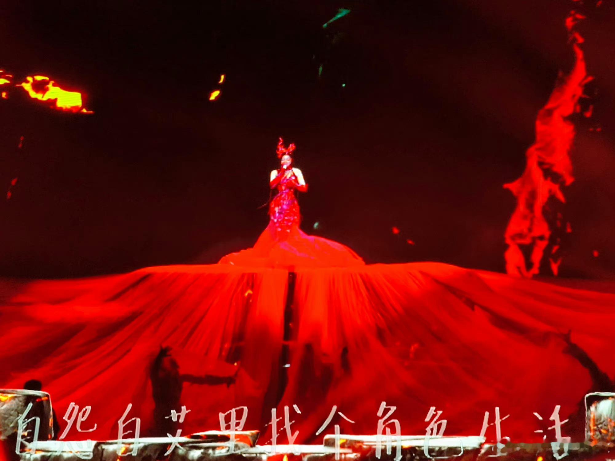 #张韶涵开成了歌迷浇灌的玫瑰#啊，真的好美，长春站演唱会现场一席玫瑰花裙亮相，铺