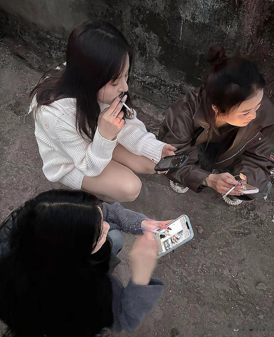 这样的姑娘倒贴十万，你愿意把她娶回家吗？
你知道这姑娘在外面都干些什么吗？抽烟、