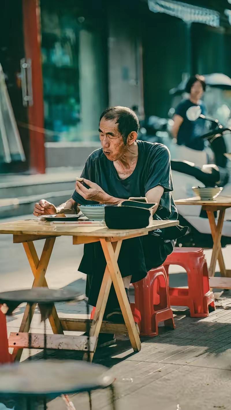我爷爷今年98岁，我发现他长寿的秘密是：
​
​子孙们早都长大成人了，各有各的活