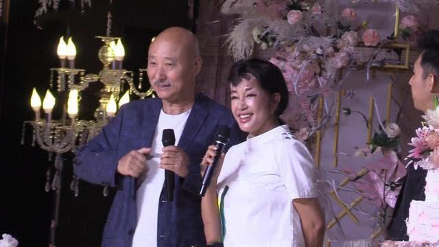 陈佩斯儿子结婚，刘晓庆甩过去一个大红包，封面上赫然写着“姑奶奶贺”。

你敢信？