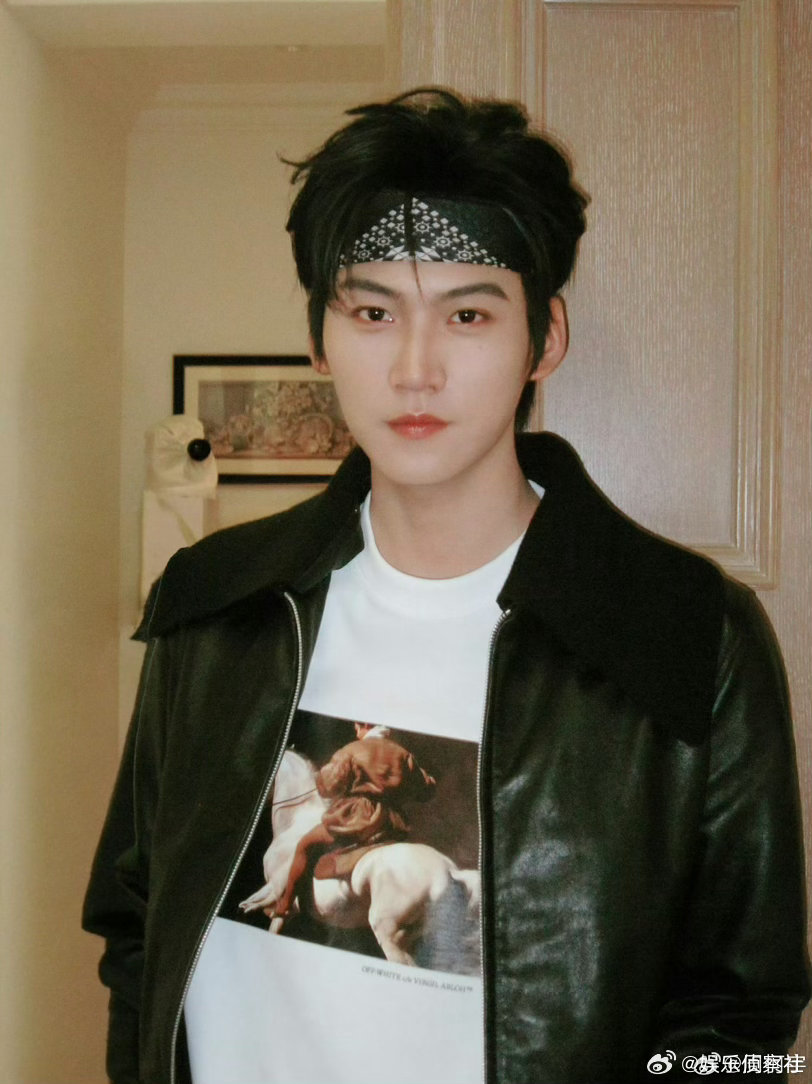 丁程鑫比周柯宇大，没想到周柯宇见了丁程鑫还要喊哥哥～ 