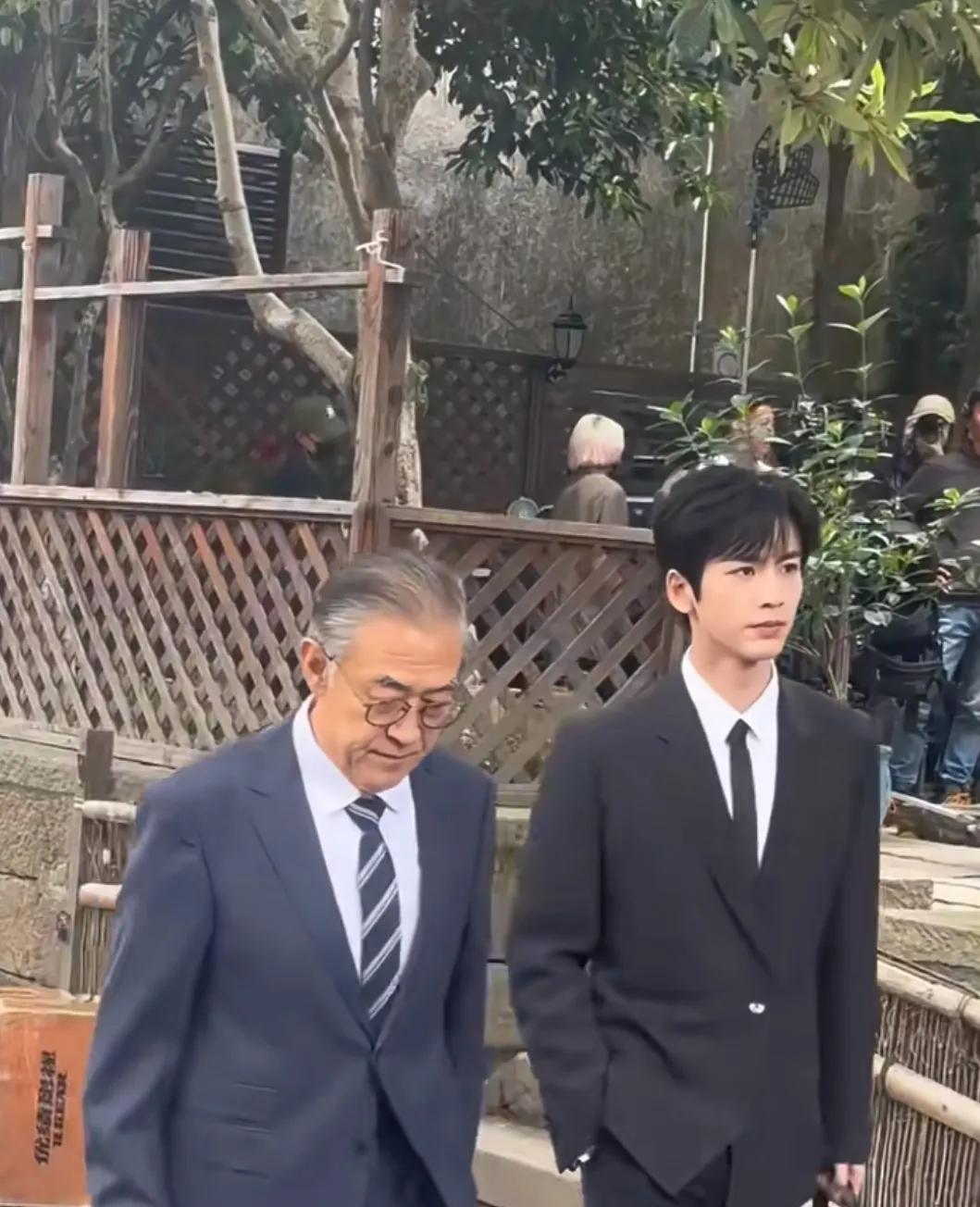 偶遇张凌赫拍戏路透
张凌赫真适合现代装
妥妥的霸道总裁既视感
这身西装造型太帅气