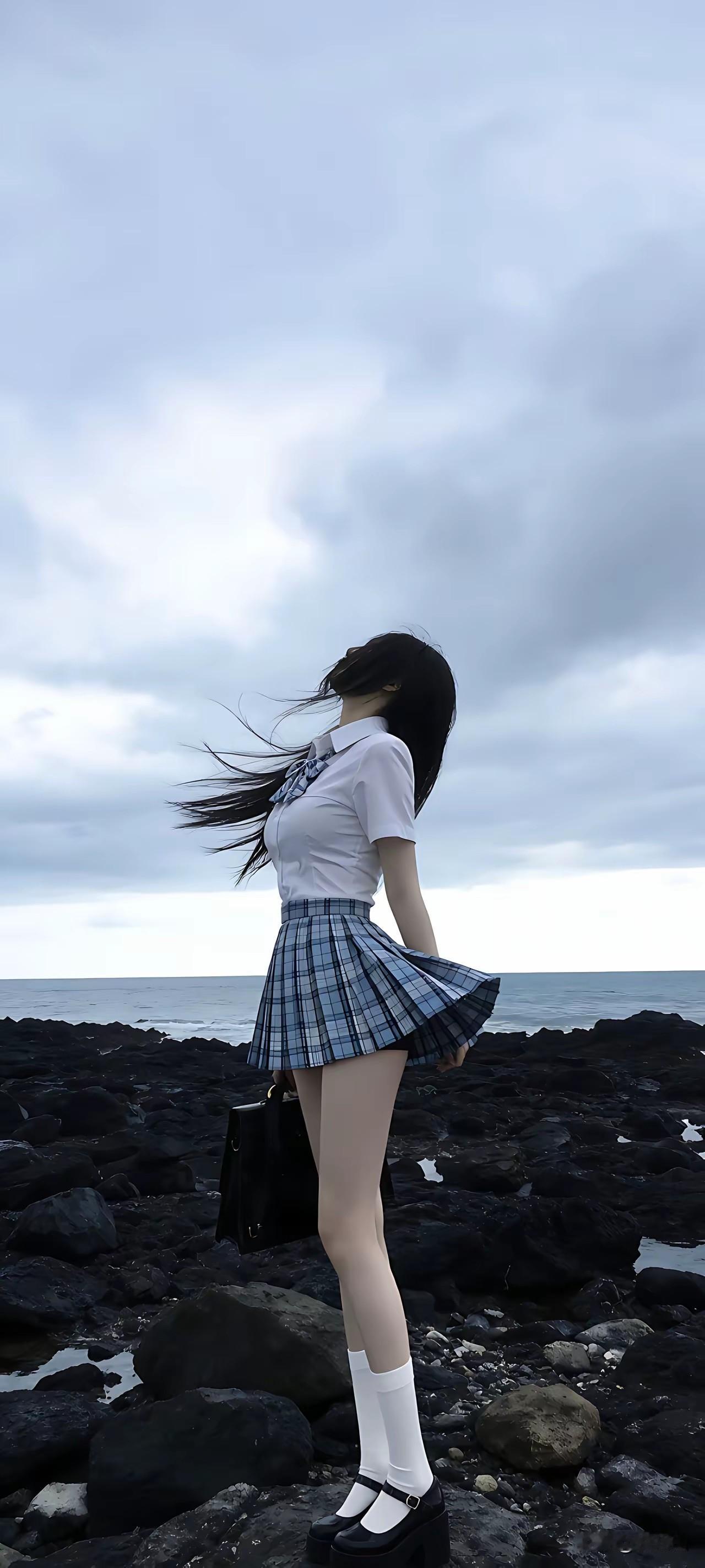 鱼那么信任水，
水却煮了鱼；

叶那么信任风，
风却吹落了叶。

我那么信任你，