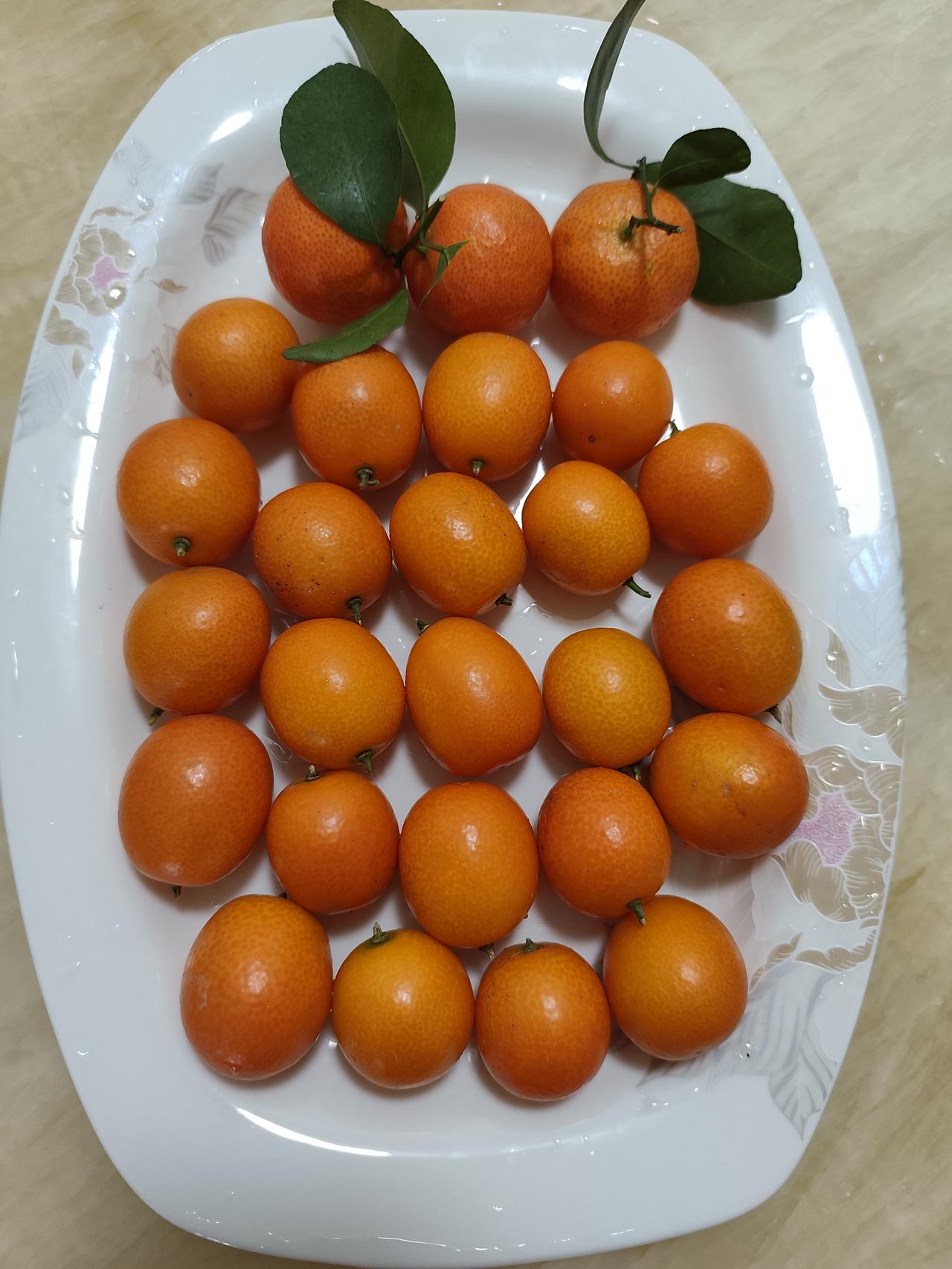 过年去亲戚家拜年，全国各地都有不同的习俗，如果是广州人去亲戚家拜年一般都是8个苹