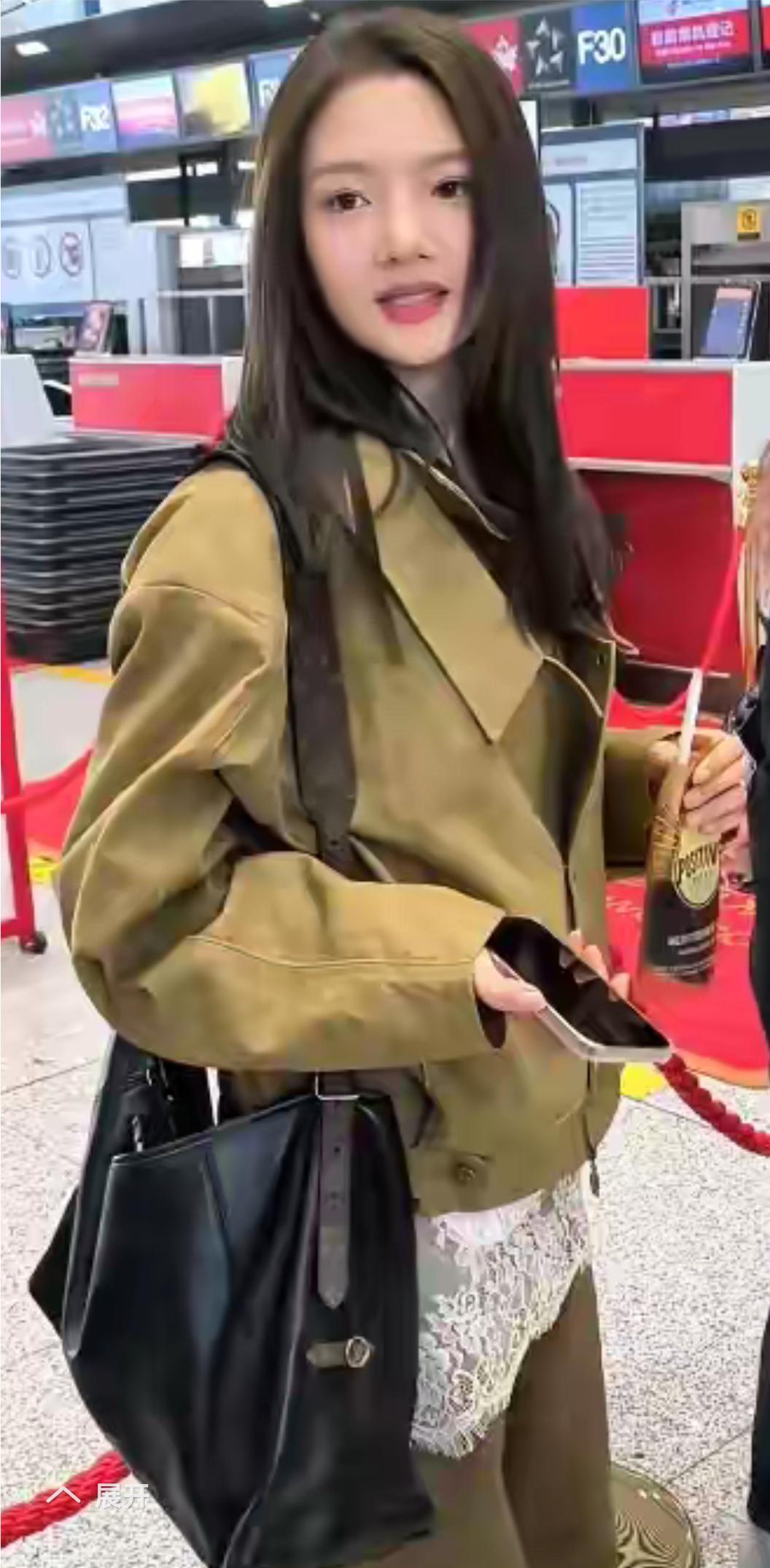 任敏机场被偶遇，她穿着打扮简单，却依然还是那么漂亮。