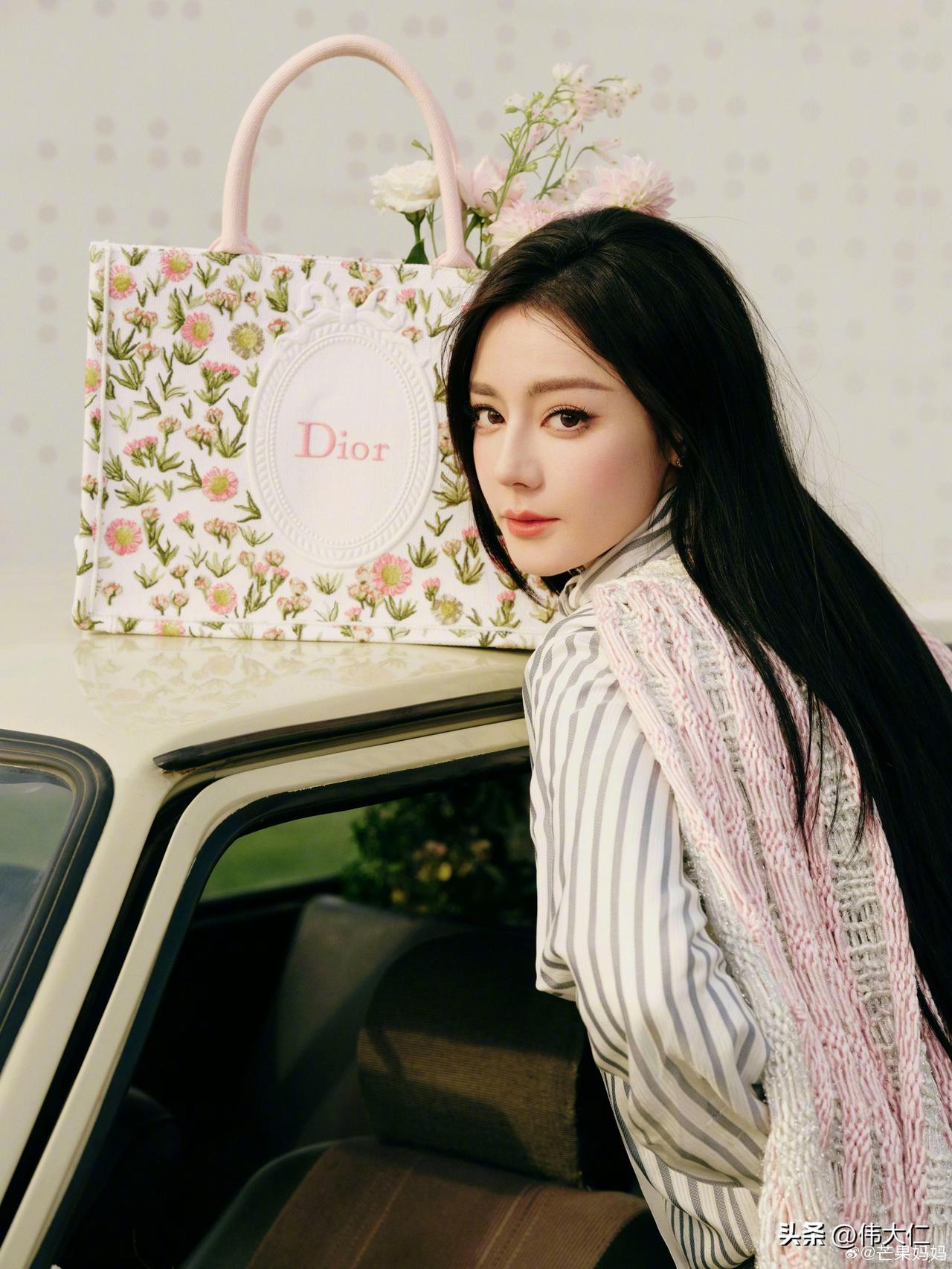 迪丽热巴因中东局势升级滞留迪拜机场超24小时，被迫缺席巴黎时装周DIOR大秀，工